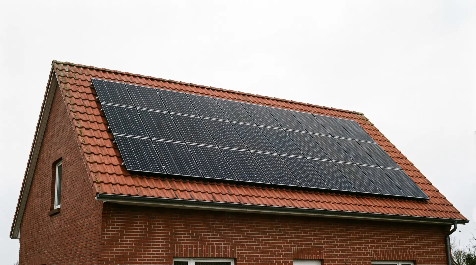 Visualisierung: Photovoltaik-Module auf einem Wohnhausdach