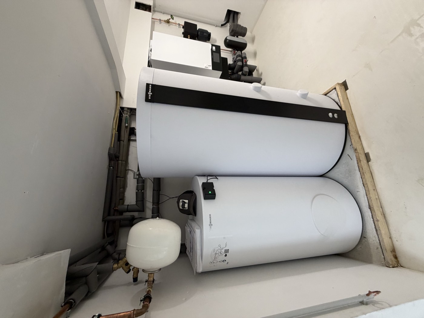 Neue Wärmepumpen-Inneneinheit mit Warmwasserspeicher im Keller