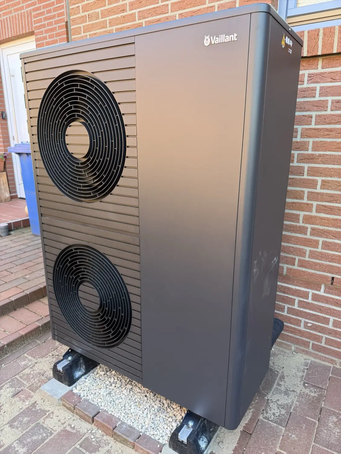 Von uns installierte Vaillant aroTHERM Wärmepumpe vor Klinkerfassade