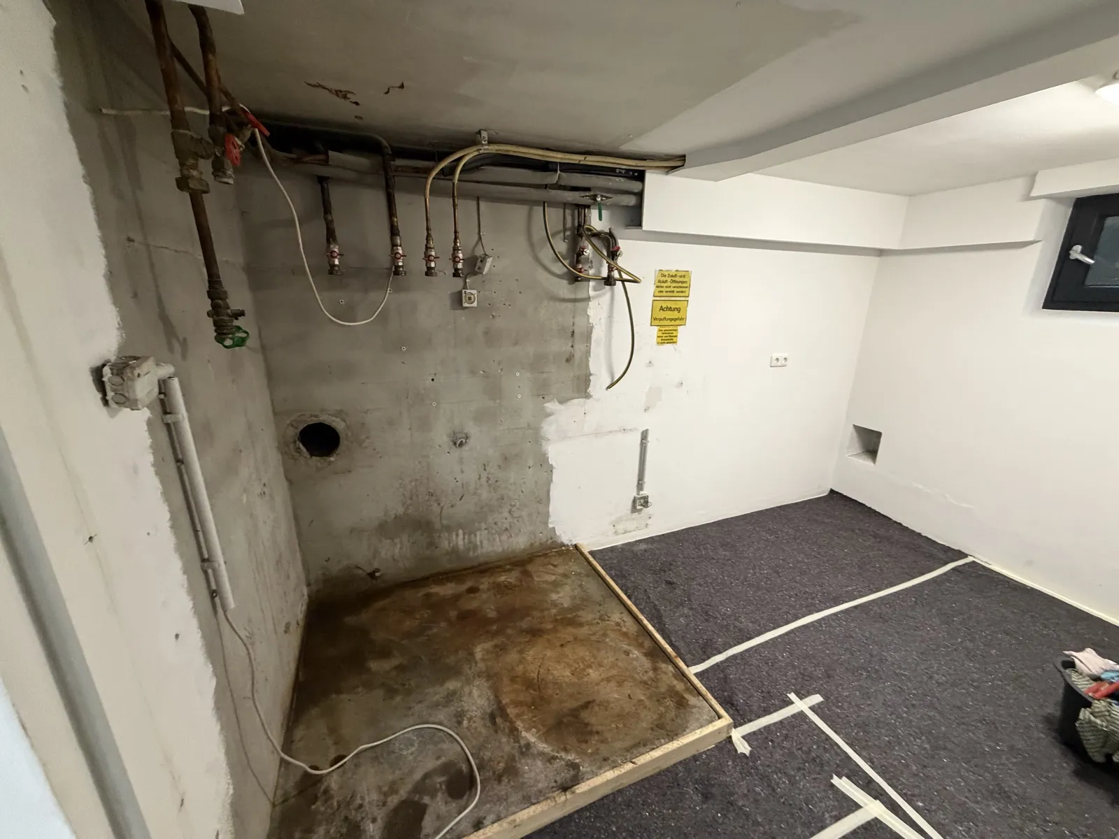 Leergeräumter Heizungskeller, vorbereitet für den Wärmepumpen-Einbau