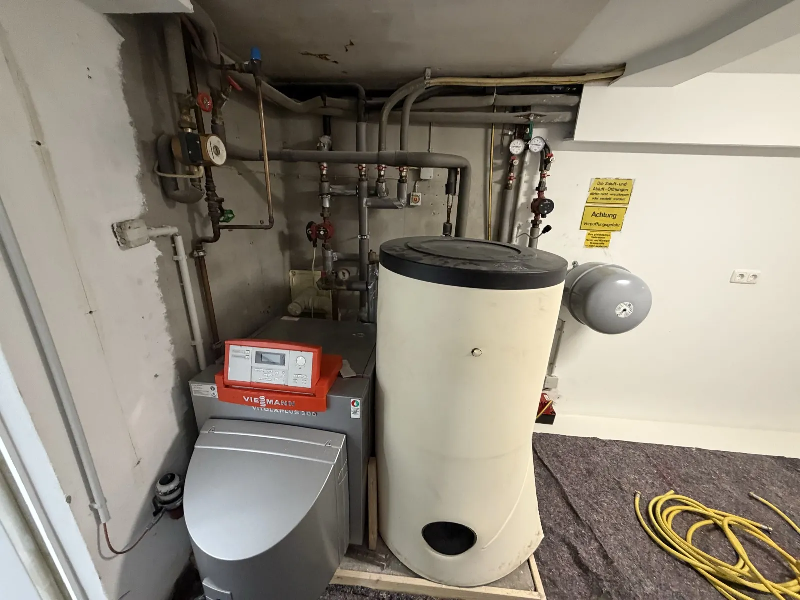Vorher: alter Öl-Heizkessel mit Warmwasserspeicher im Keller